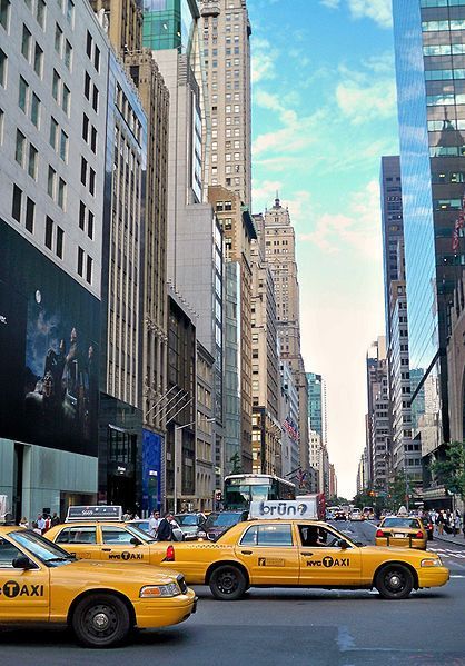 Taxis amarillos en una avenida de Manhattan