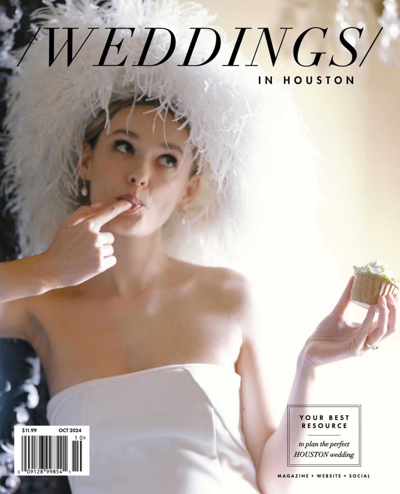 Novia con sombrero de plumas comiendo un cupcake, al estilo de una portada de Weddings in Houston