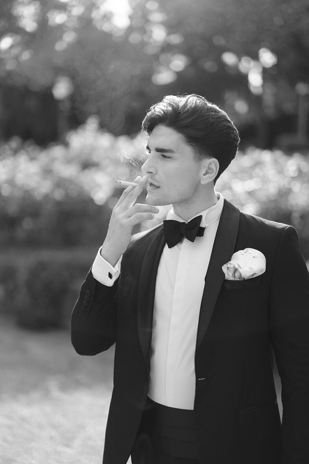 Schwarz-Weiß-Porträt eines Bräutigams im Smoking
