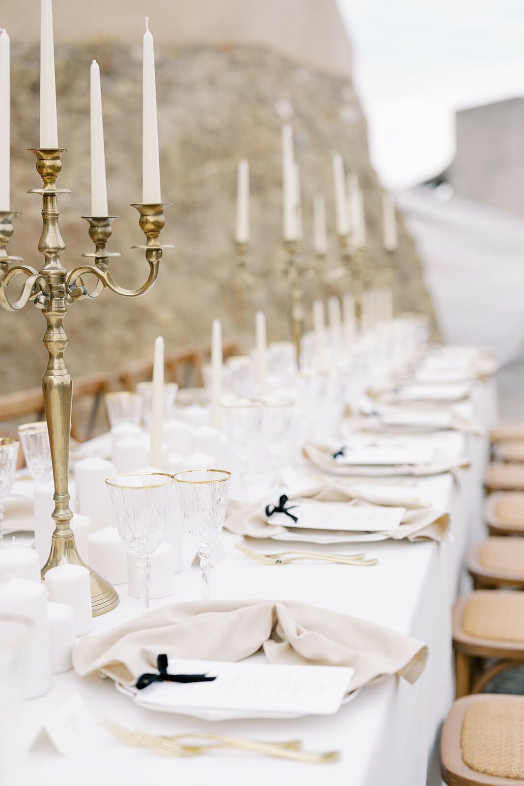 Lange Tafel mit goldenen Kandelabern und Menükarten mit schwarzem Band
