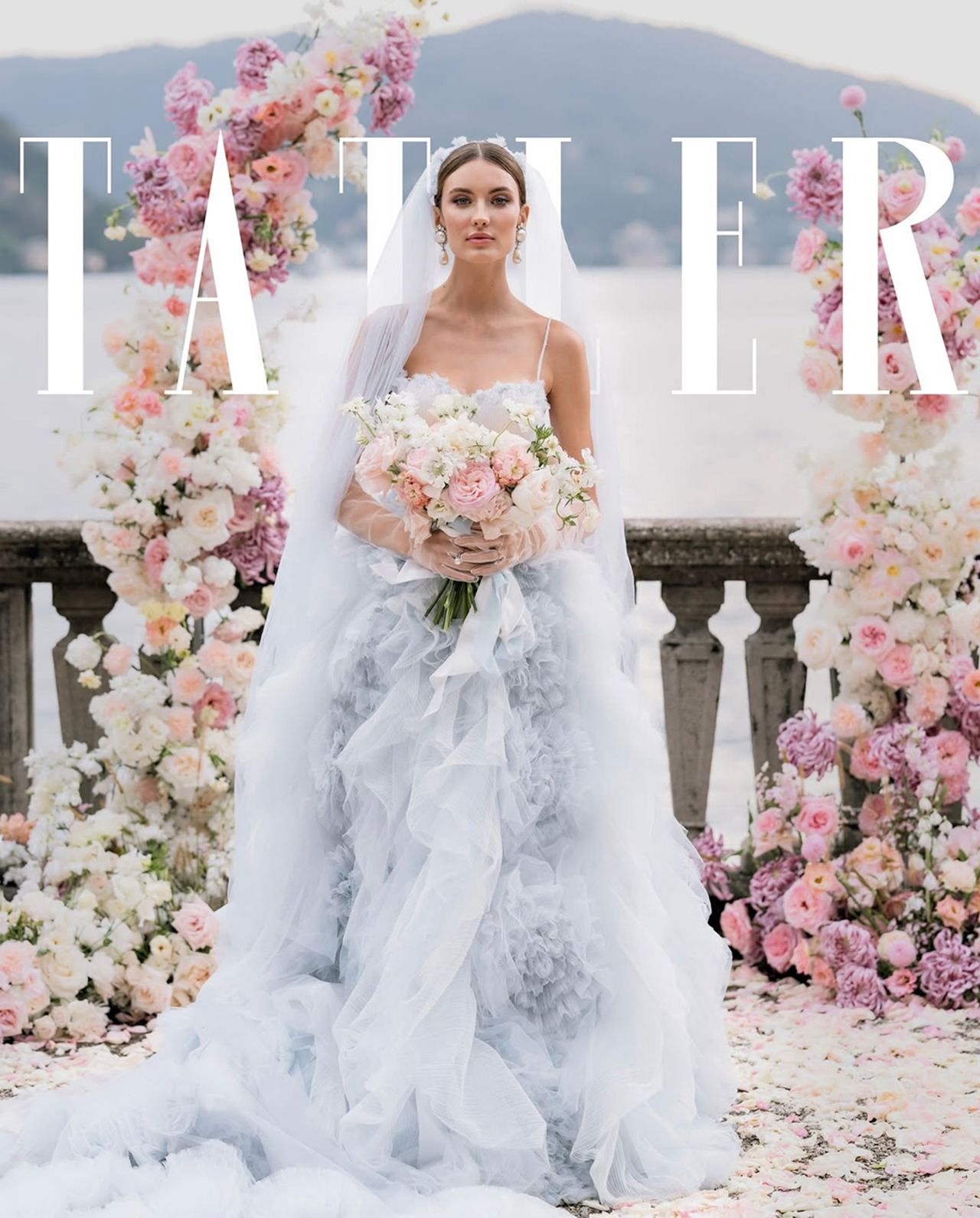 Novia bajo un arco floral en el lago de Como con la cabecera de Tatler