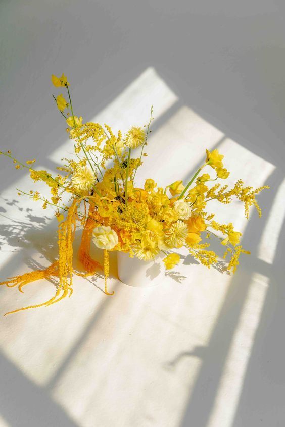 Gelbes Blumenarrangement im Sonnenlicht