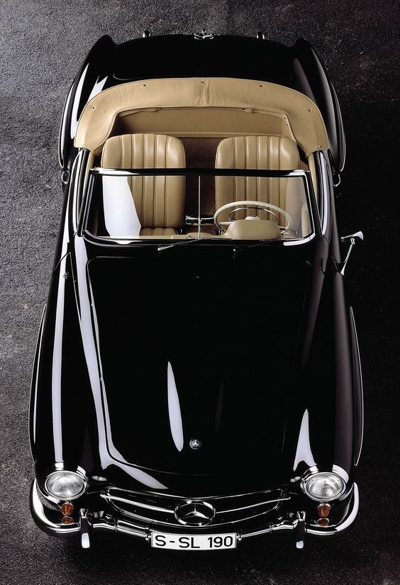 Schwarzes Mercedes-Oldtimer-Cabrio von oben
