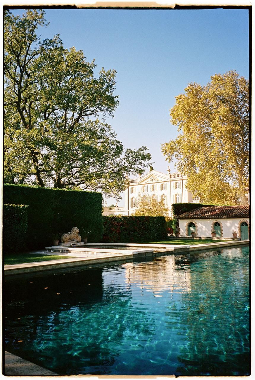 Piscina del giardino e alberi autunnali allo Château de Tourreau