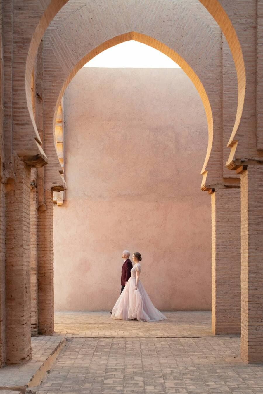 Brautpaar unter einem maurischen Bogen in Marrakesch