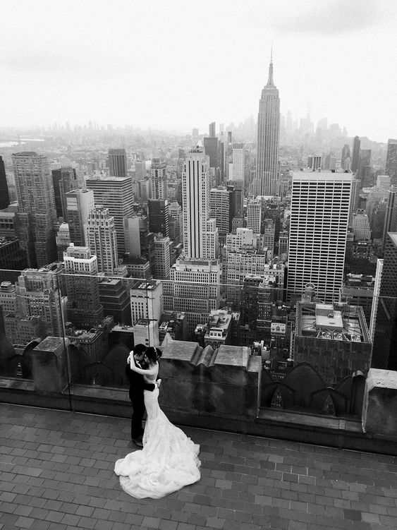Foto en blanco y negro de los novios sobre el skyline de Manhattan