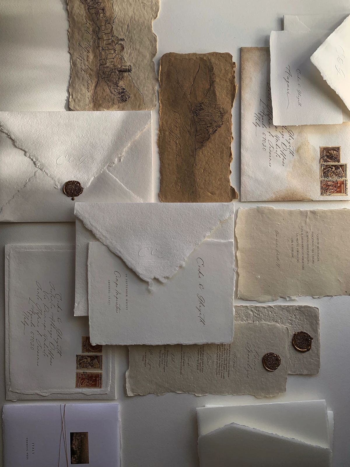Hochzeitspapeterie aus handgeschöpftem Papier mit Wachssiegeln, flach ausgelegt