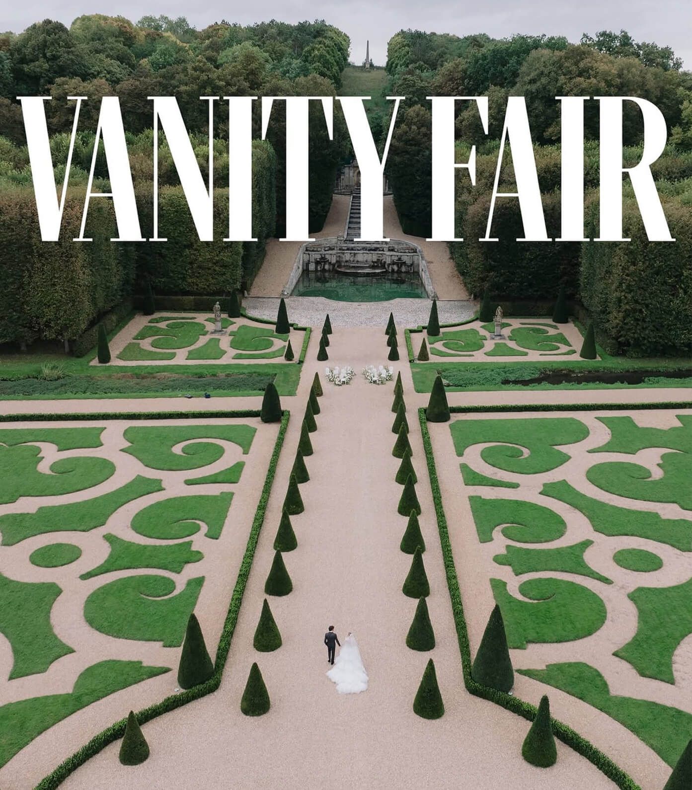 Vista aérea de jardines a la francesa con la cabecera de Vanity Fair