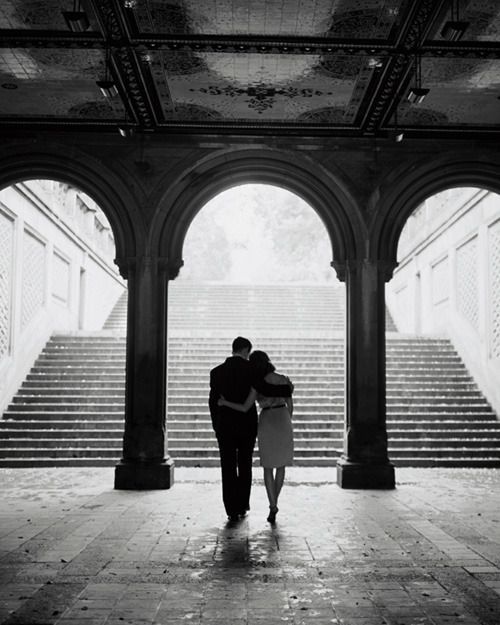 Silueta en blanco y negro de una pareja bajo los arcos de Bethesda Terrace