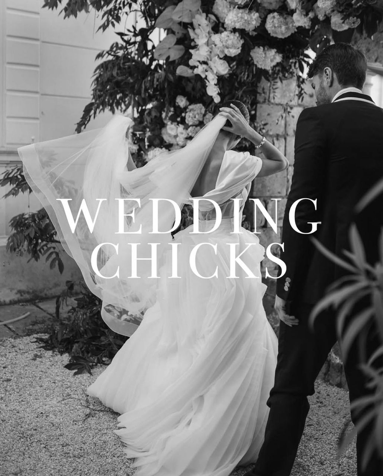 Foto en blanco y negro de una novia girando con el logo de Wedding Chicks