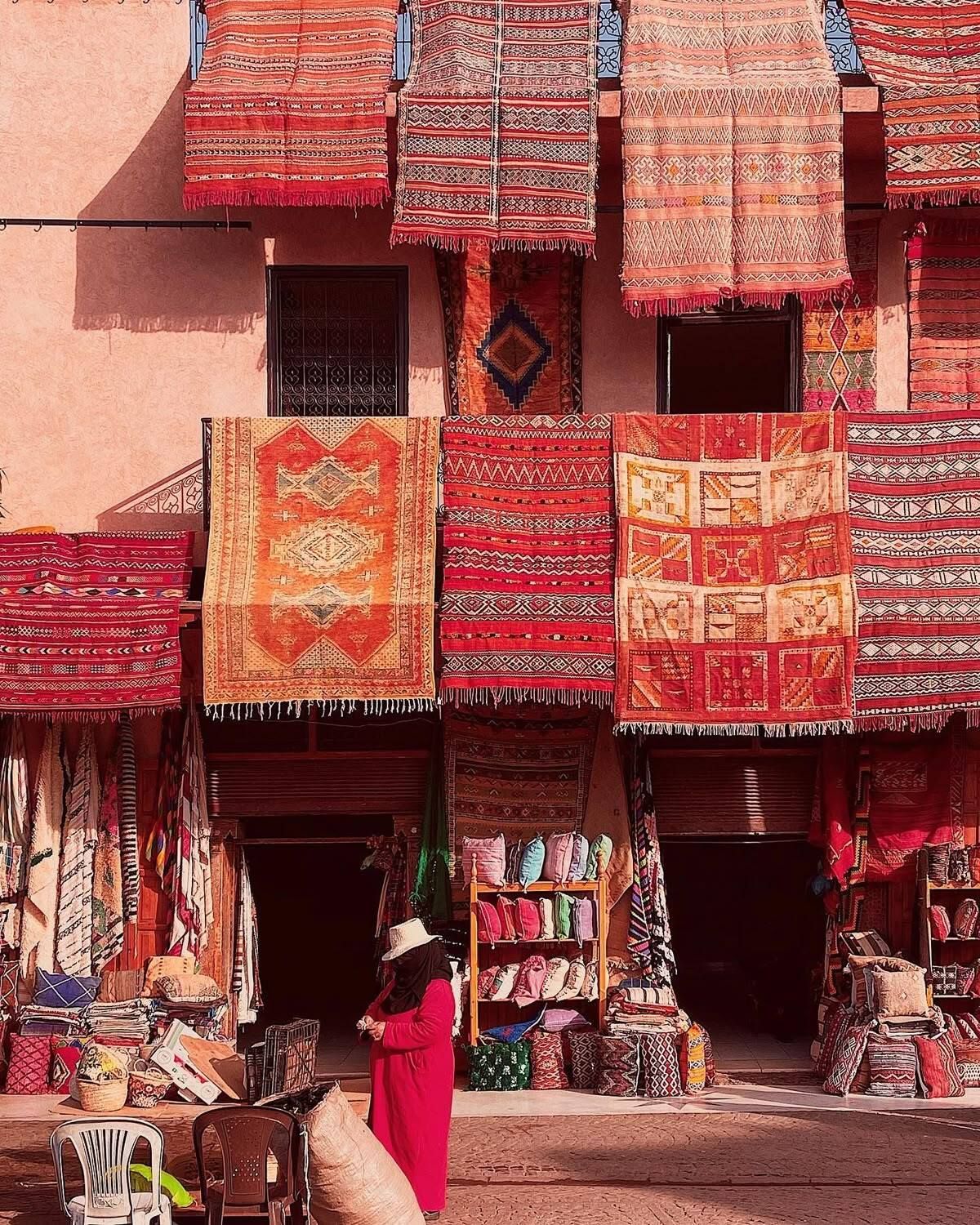 Bunte Berberteppiche in einem Souk in Marrakesch