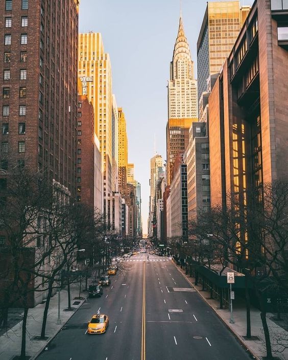 El Chrysler Building al final de una calle de Manhattan al atardecer