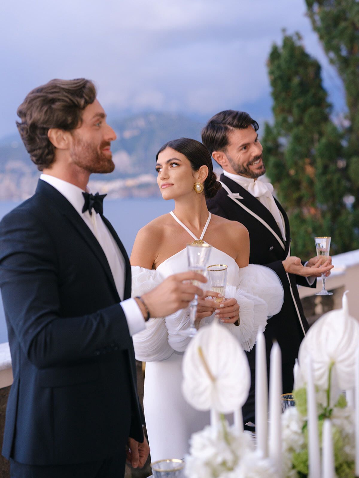 Sposi e un’invitata brindano al tramonto sulla terrazza di Villa Astor