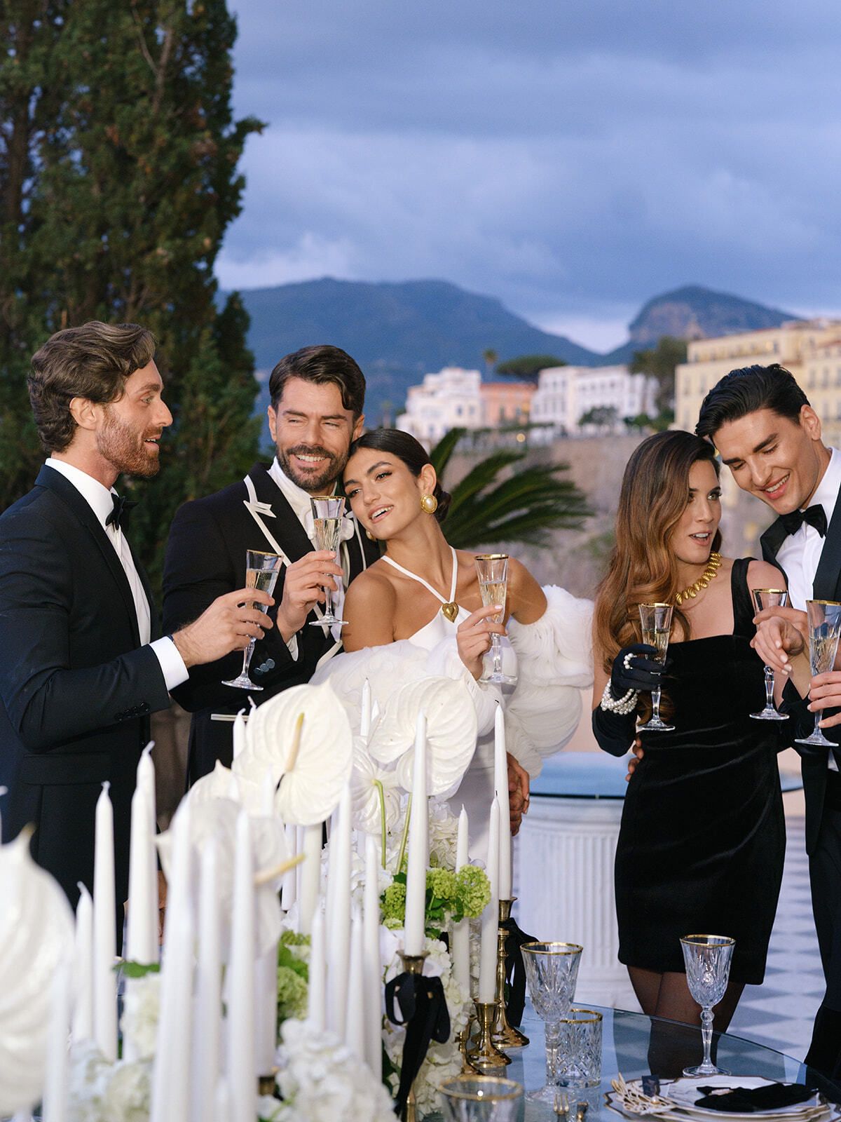 Gli sposi e i testimoni brindano sulla terrazza di Villa Astor, Sorrento