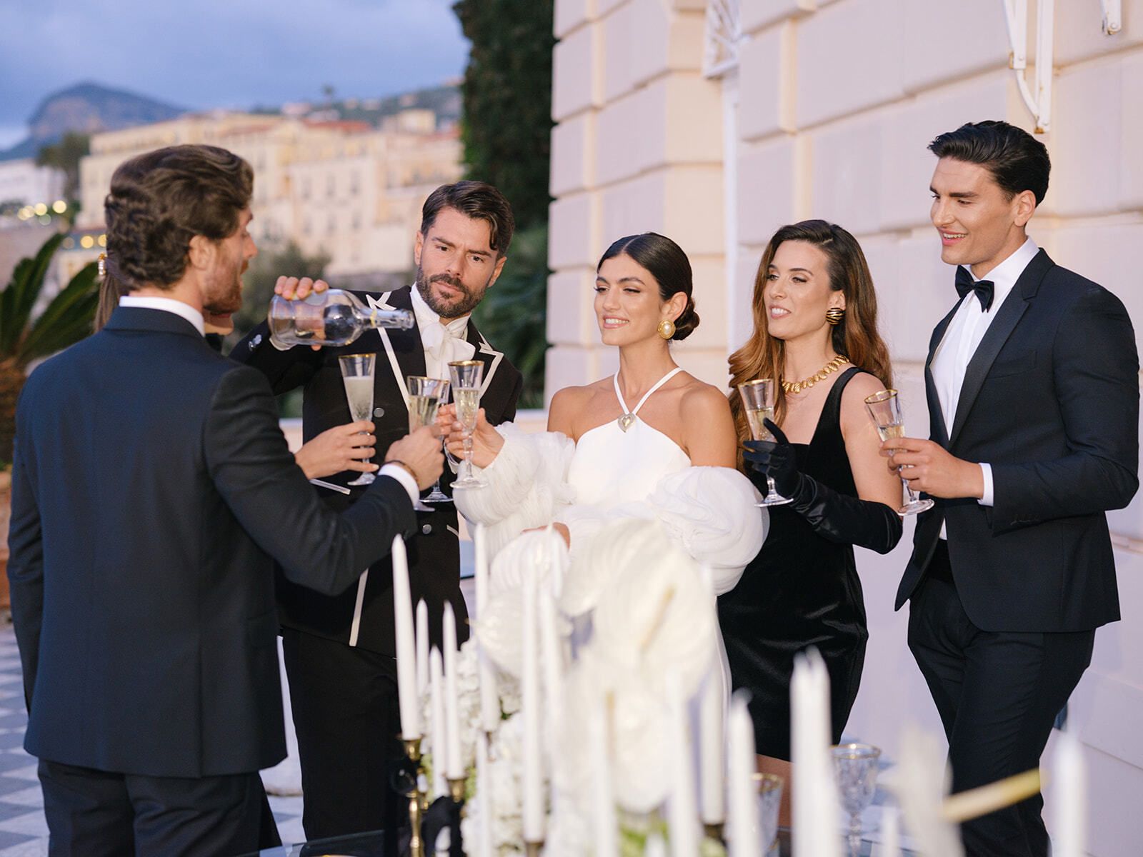 Cortège trinquant au champagne lors d’une réception de mariage en Italie