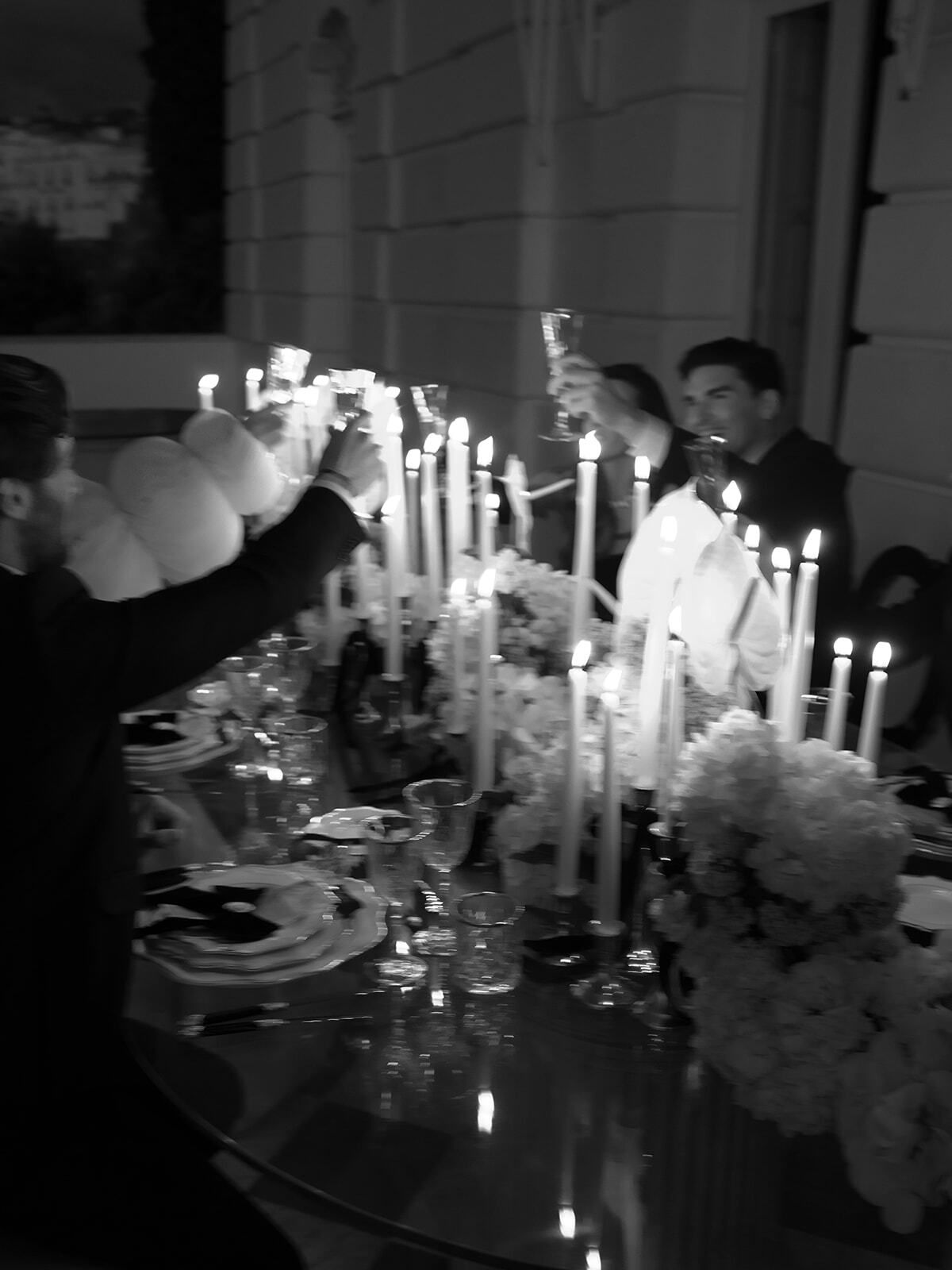 Cena a lume di candela a un matrimonio a Villa Astor, in bianco e nero