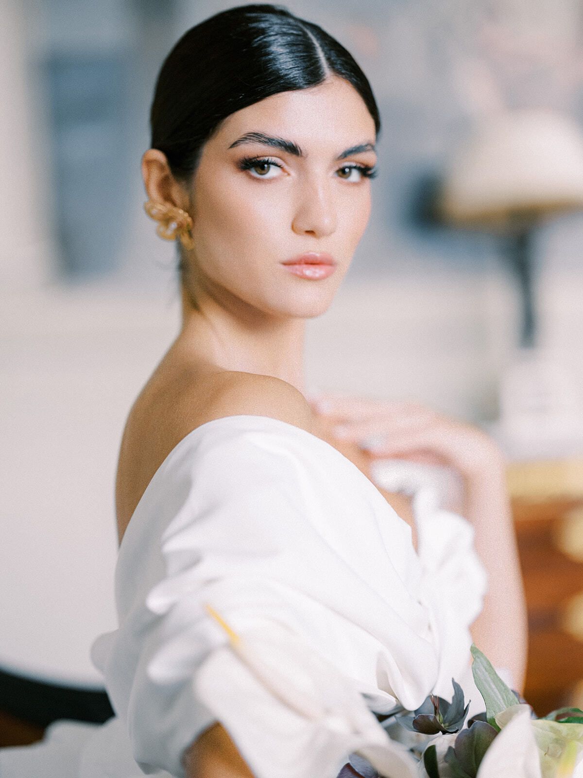 Ritratto di sposa con capelli lisci e orecchini dorati a Villa Astor