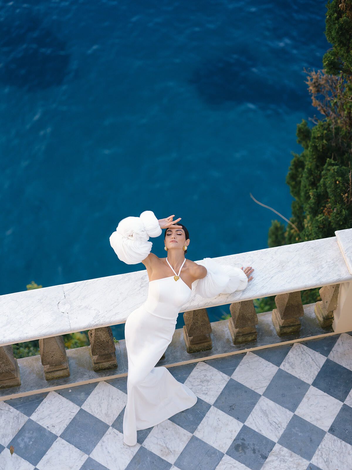 Sposa su una terrazza a scacchi sul mare a Villa Astor, Sorrento