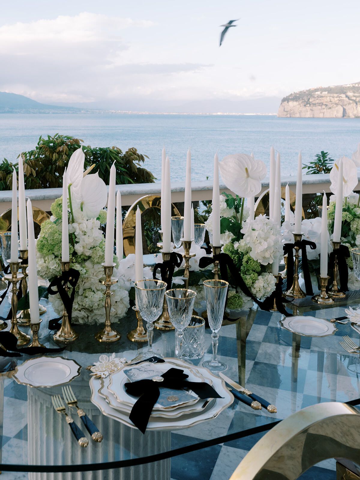 Hochzeitstafel mit Kerzen und Blick auf den Golf von Neapel