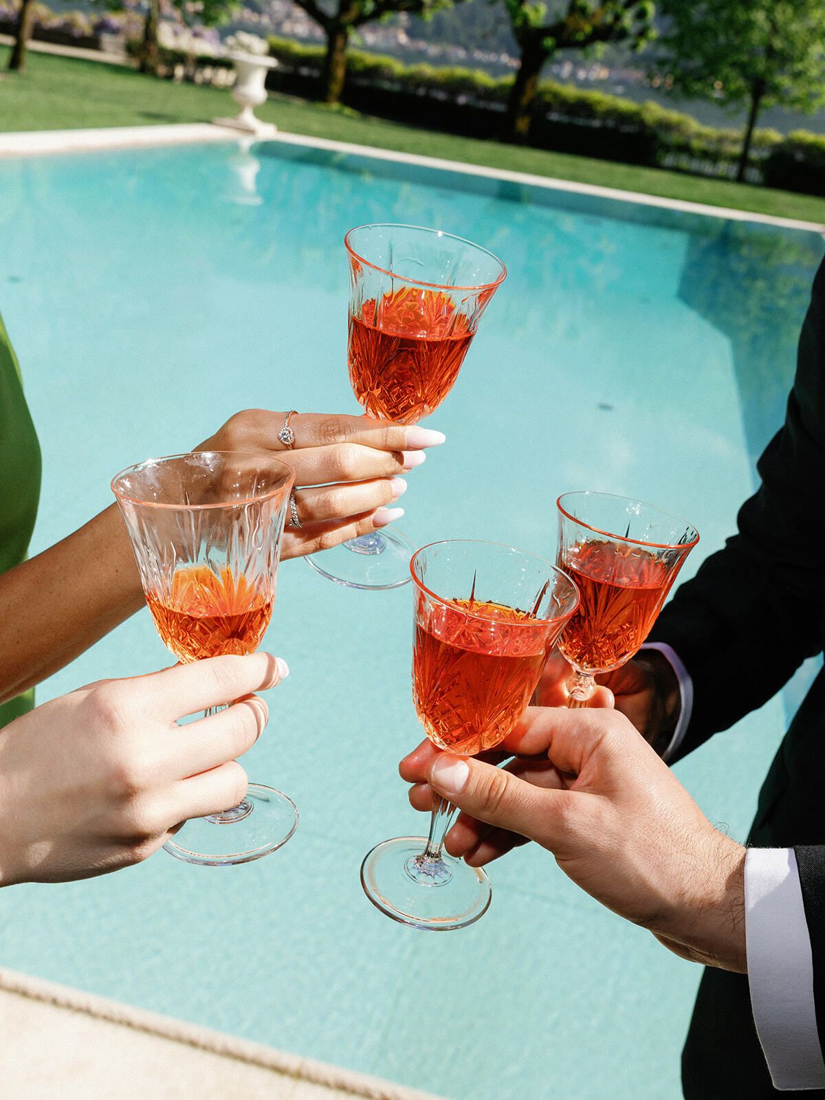 Spritz-Gläser über dem Pool der Villa Balbiano erhoben