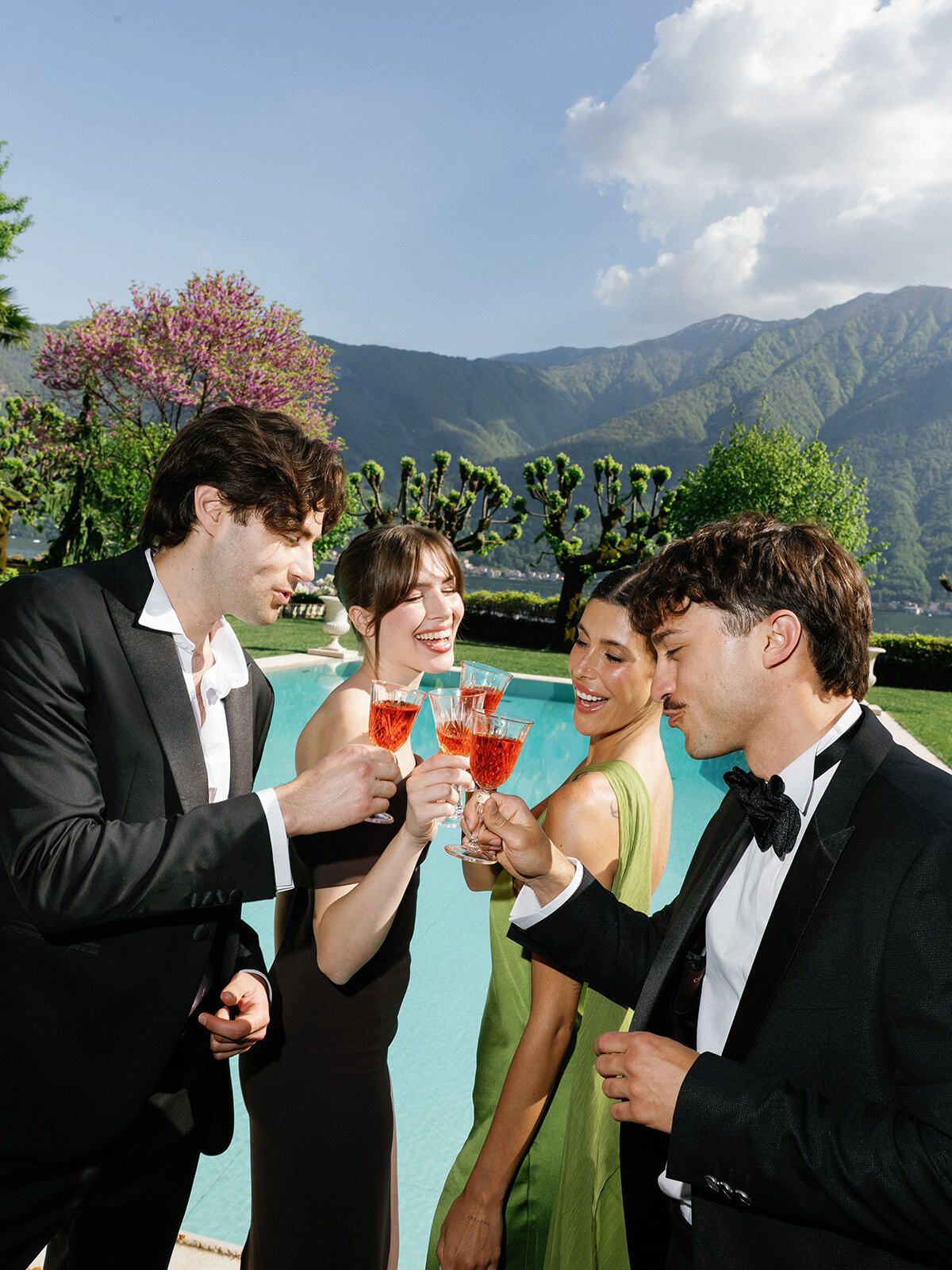 Invitati che brindano con lo spritz a bordo piscina a Villa Balbiano, Lago di Como
