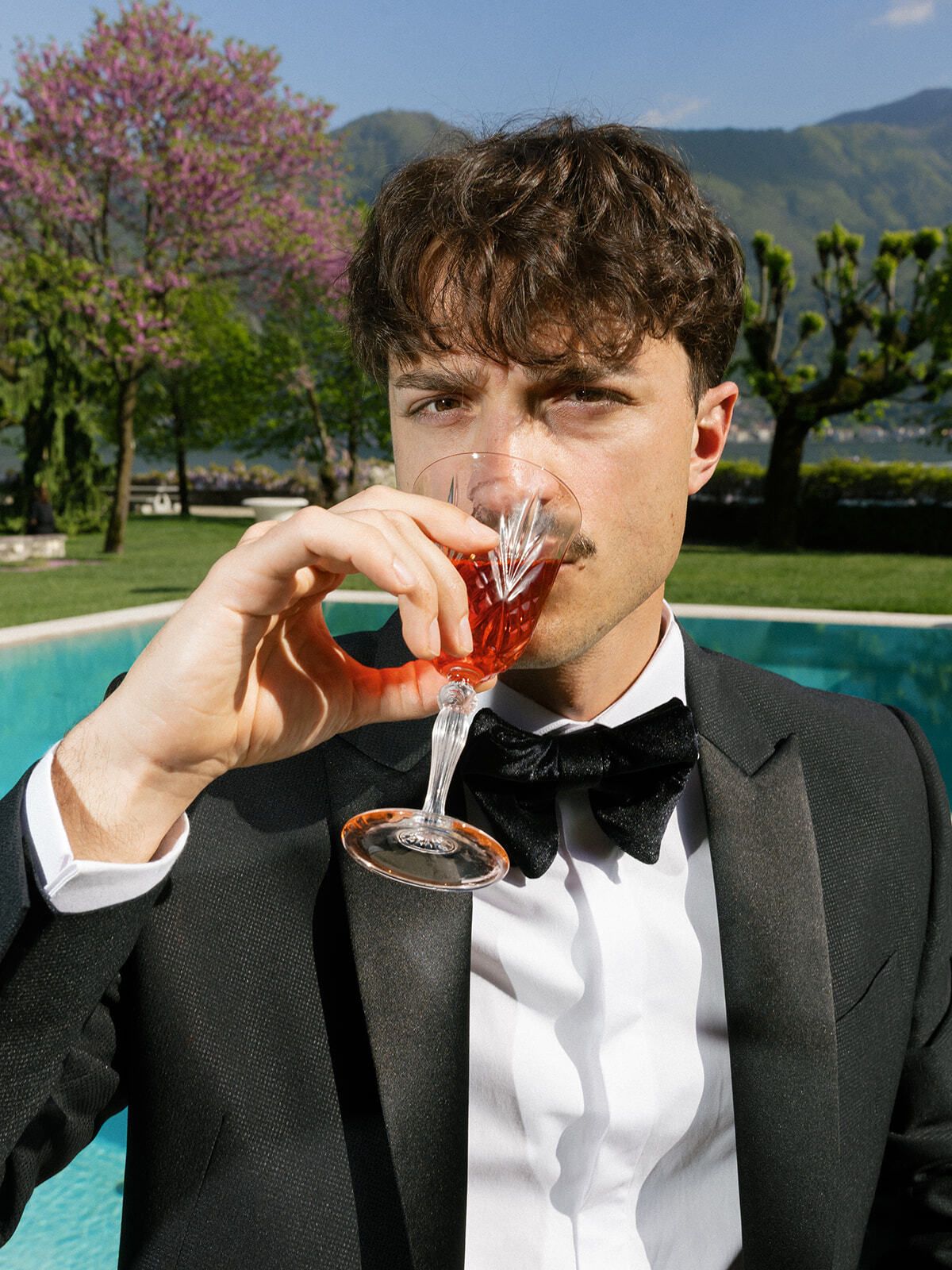 Trauzeuge mit einem Spritz am Pool der Villa Balbiano