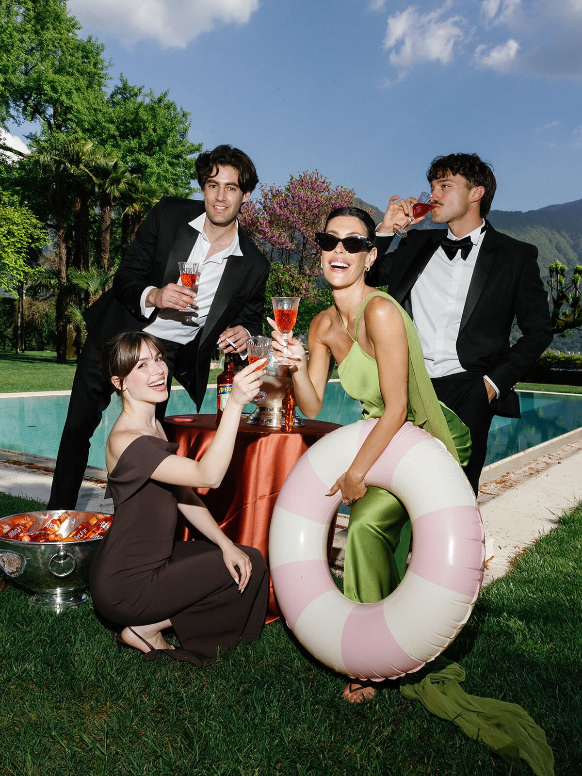 Invitati con spritz e un salvagente a bordo piscina