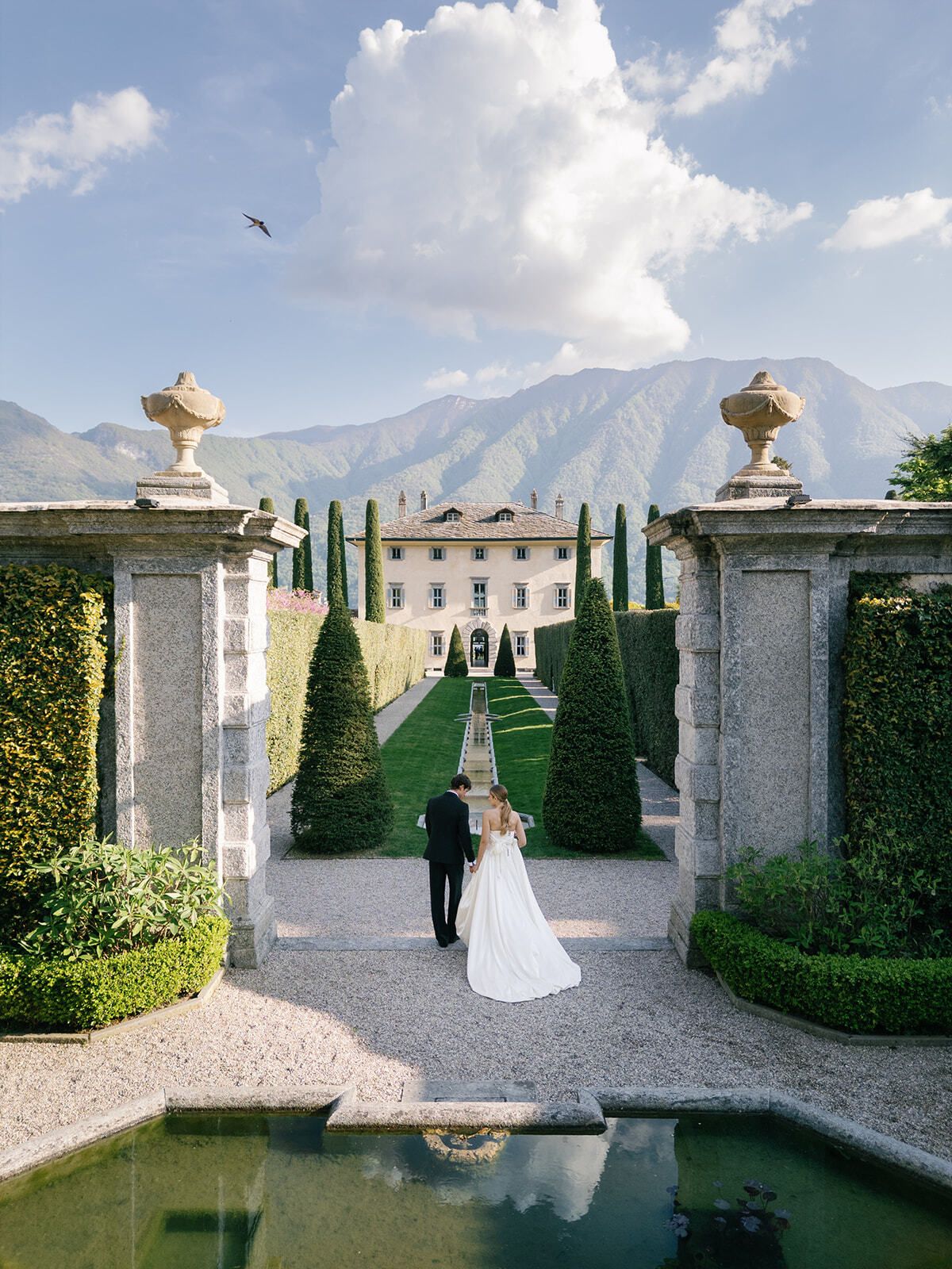 Brautpaar am Gartentor der Villa Balbiano