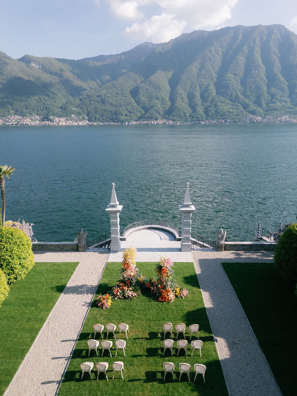 Allestimento della cerimonia sul prato in riva al lago di Villa Balbiano, Lago di Como