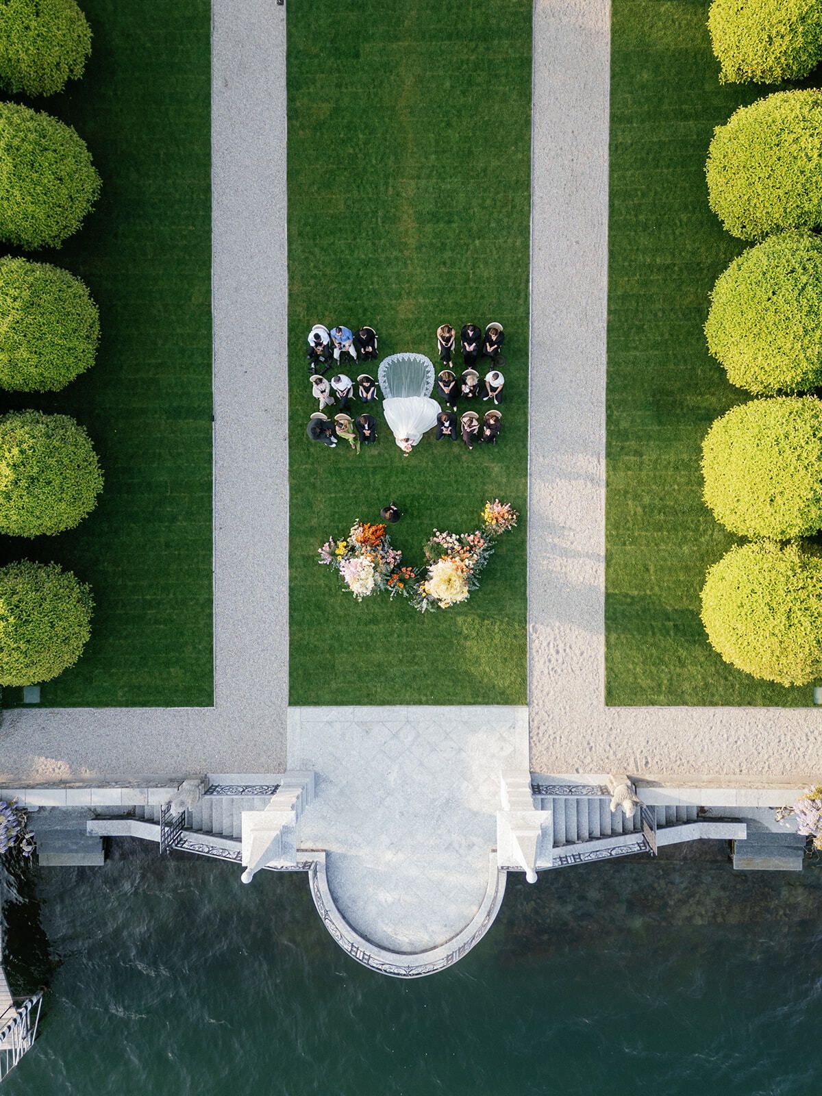 Vista da drone di una navata cerimoniale nel giardino di Villa Balbiano