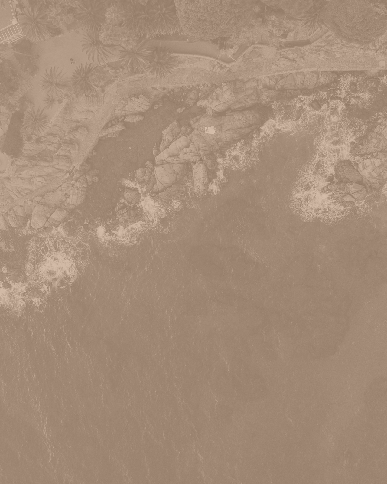 Luftaufnahme einer Küstenlinie in Sepia