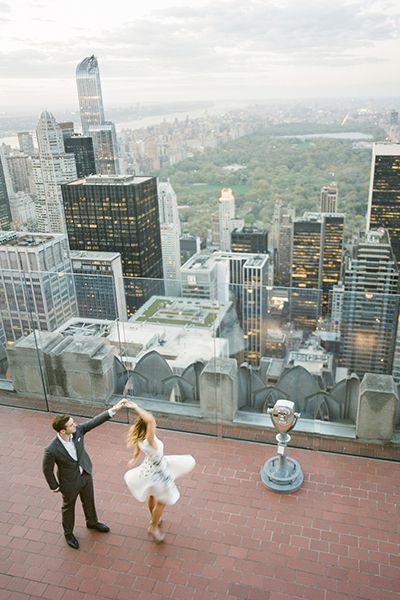 Pareja bailando en la terraza Top of the Rock sobre Central Park