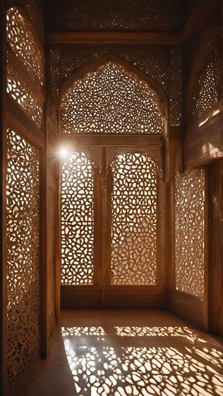 Geschnitzte Holzgitter werfen gemusterte Lichtspiele, Marrakesch