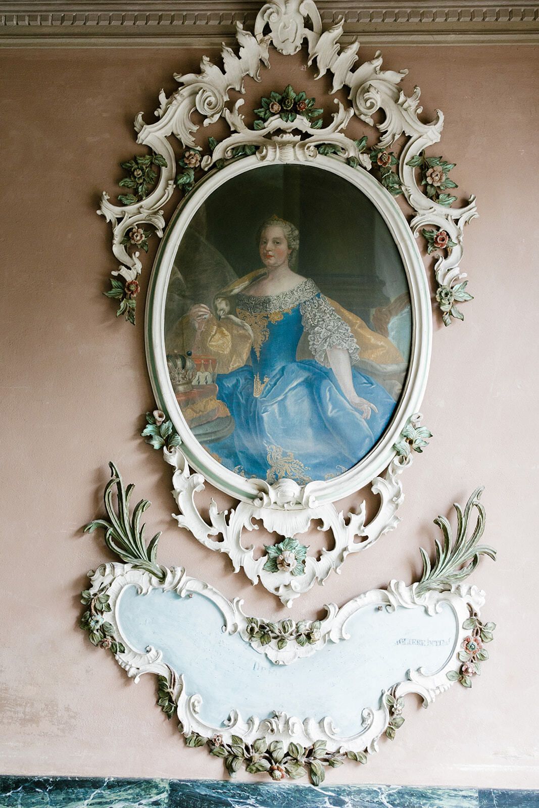 Cadre en stuc rococo avec un portrait à la Villa Pizzo