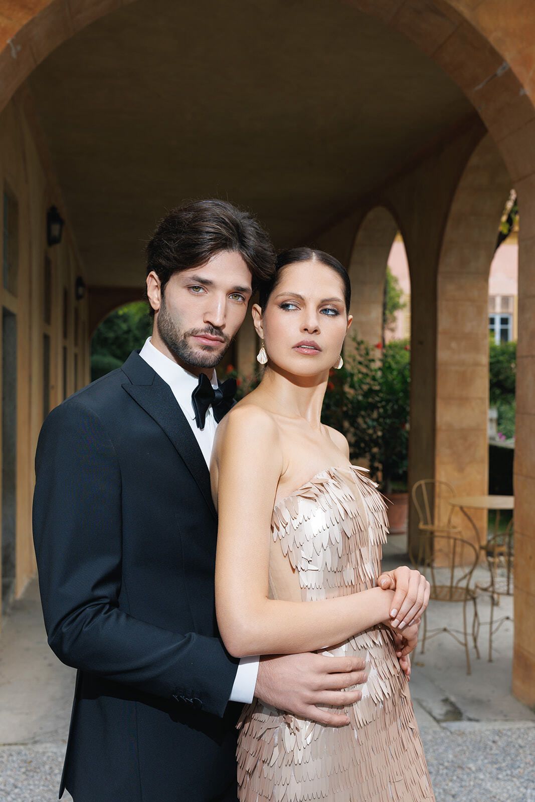 Couple en tenue de soirée et sequins dorés dans la loggia de la Villa Pizzo