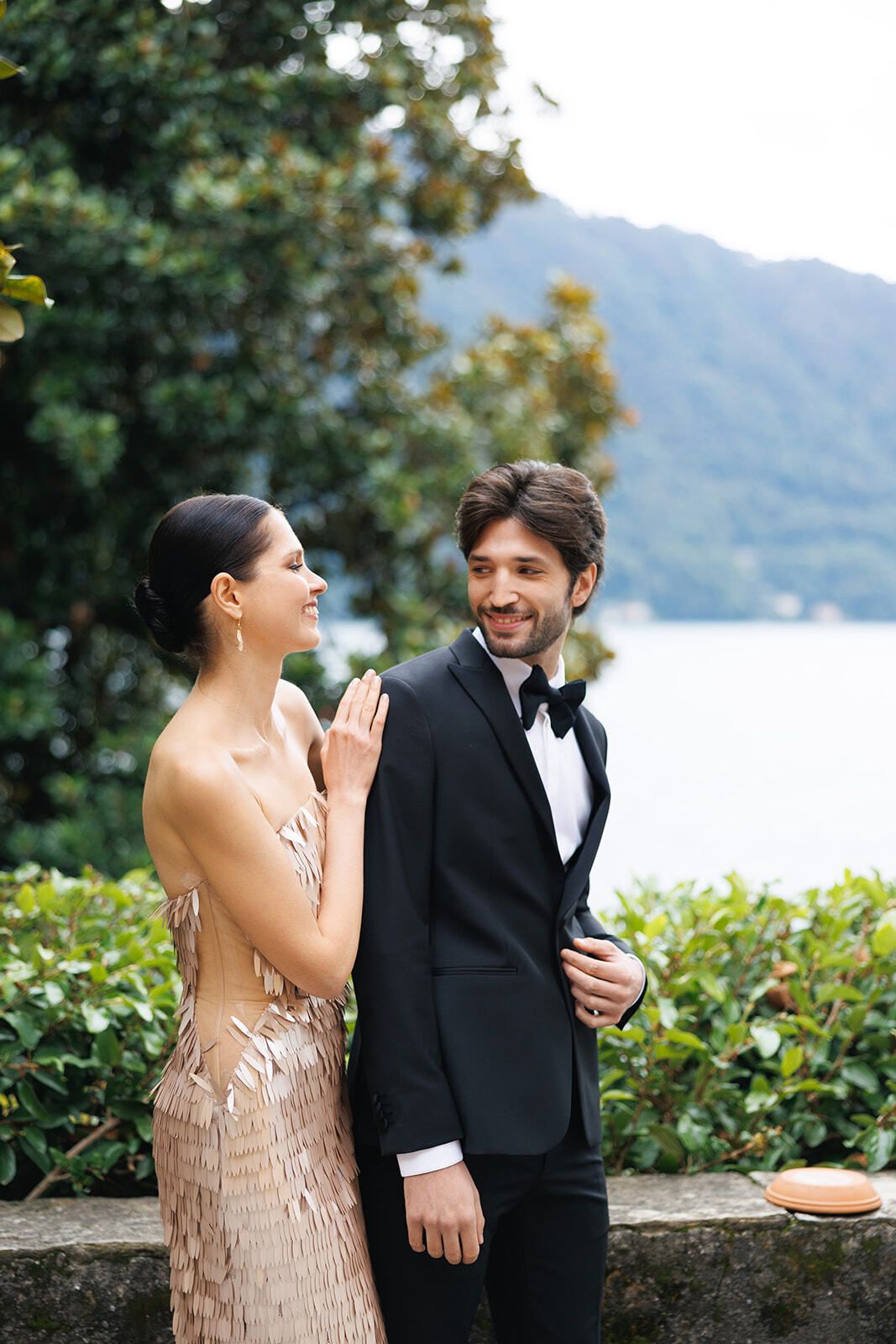 Couple en tenue de soirée au bord du lac à la Villa Pizzo