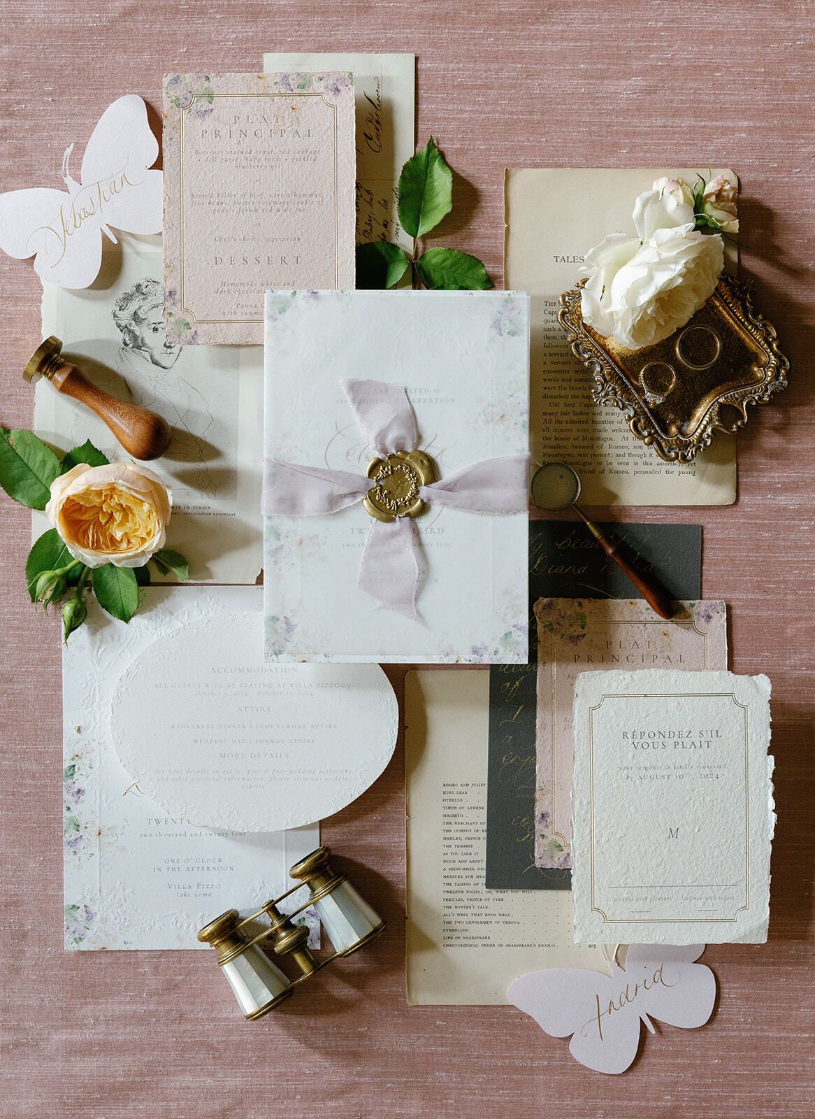 Flat lay de papeterie pastel avec jumelles de théâtre