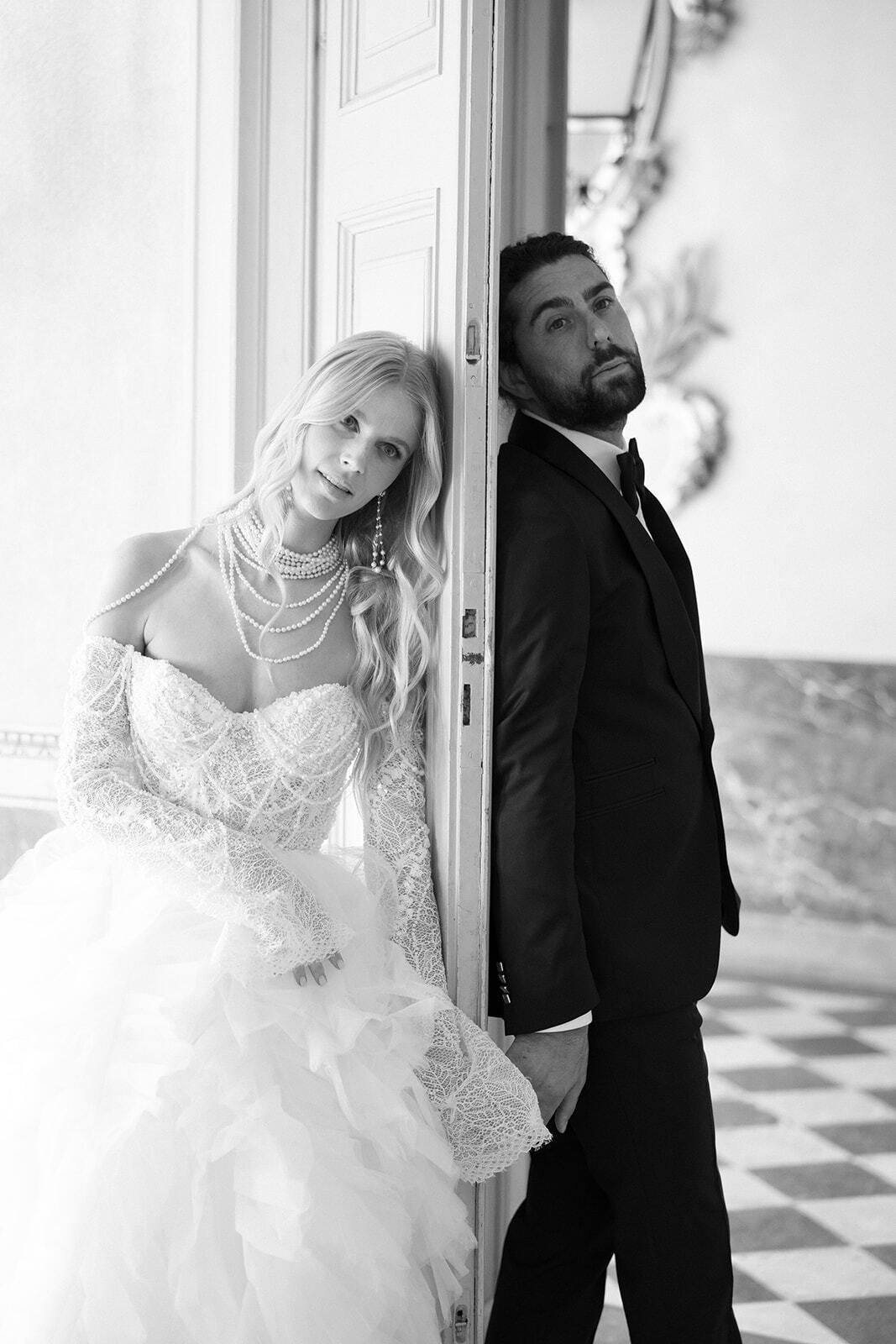 Foto en blanco y negro de los novios en una puerta
