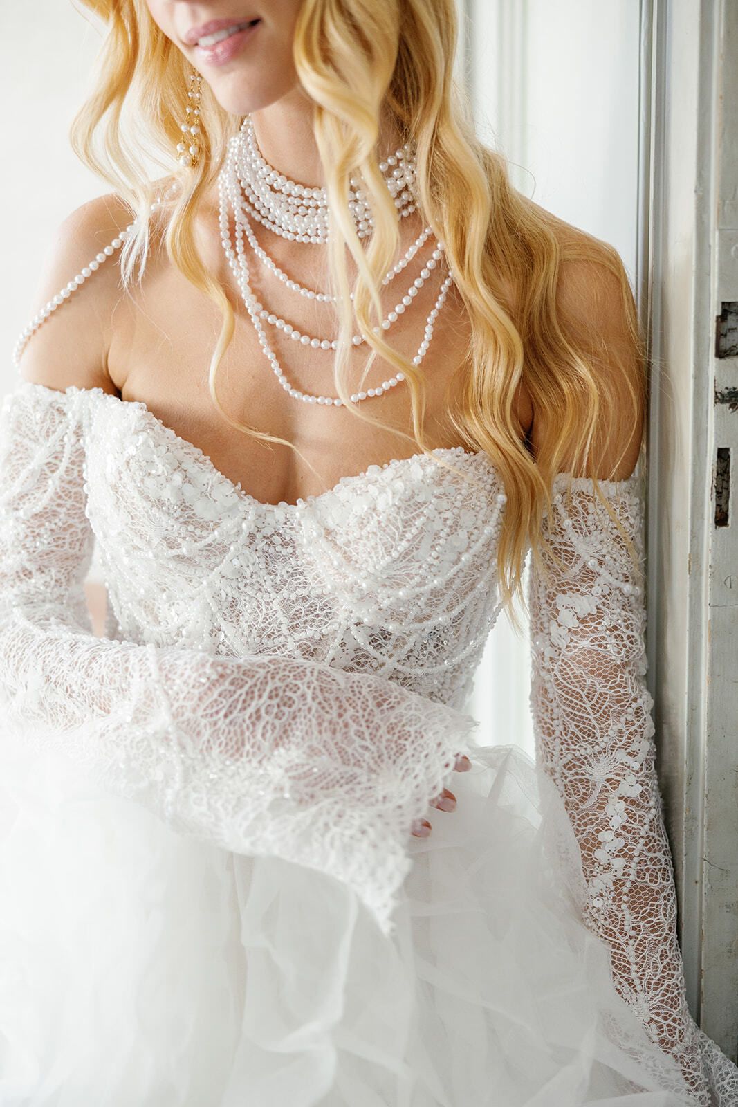 Corsage en dentelle de la mariée et rangs de perles superposés