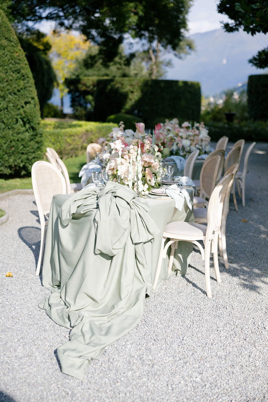 Reception table with sage linen in the gardens of Villa Pizzo