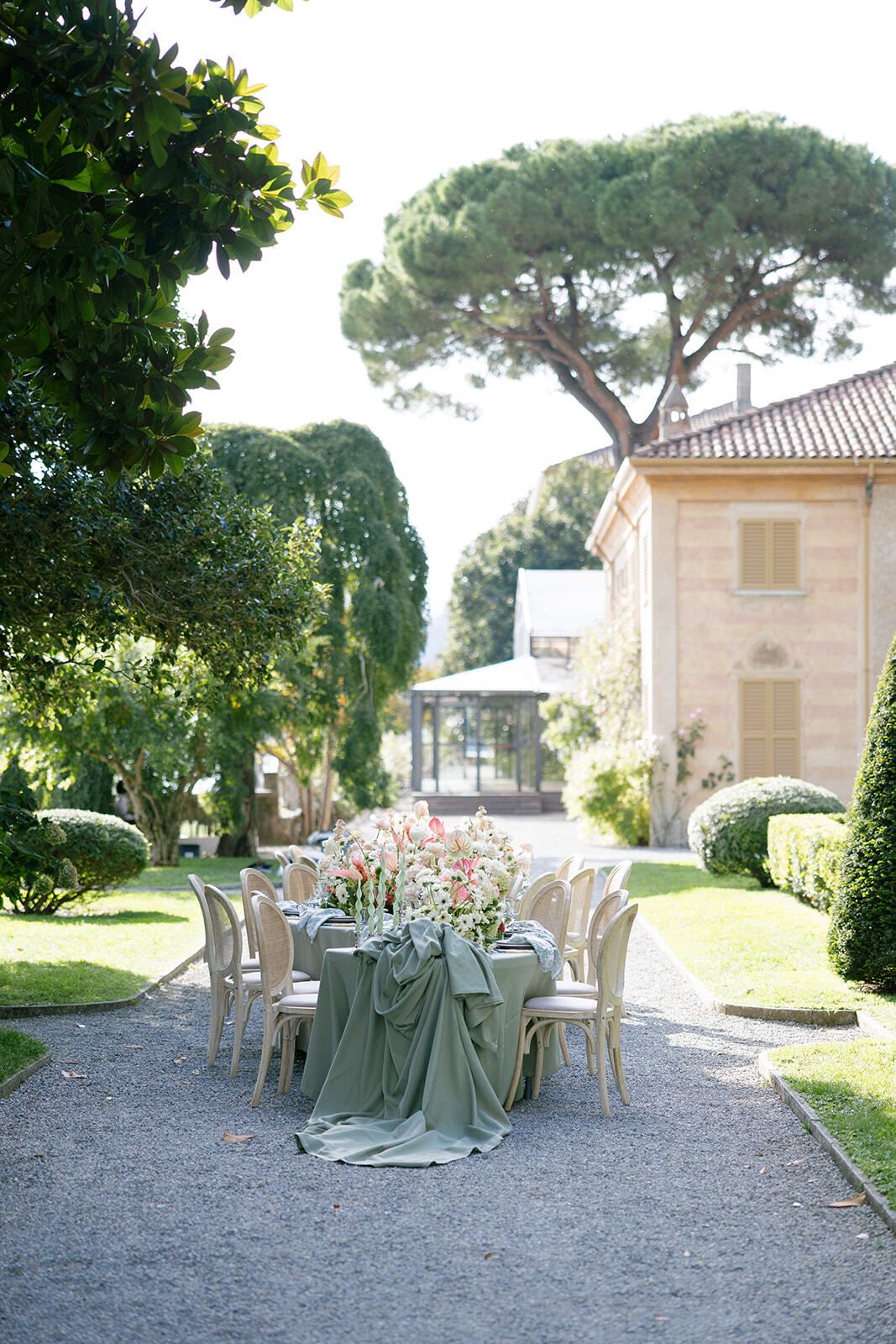 Reception table set in the tree-lined gardens of Villa Pizzo