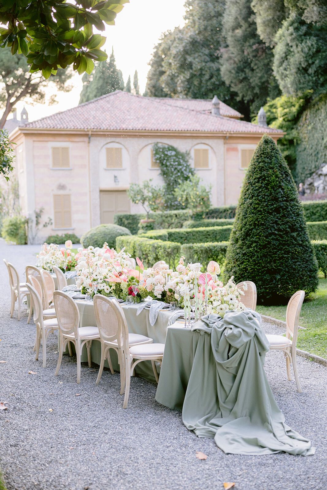 Mesa de banquete ante el pabellón del jardín de Villa Pizzo