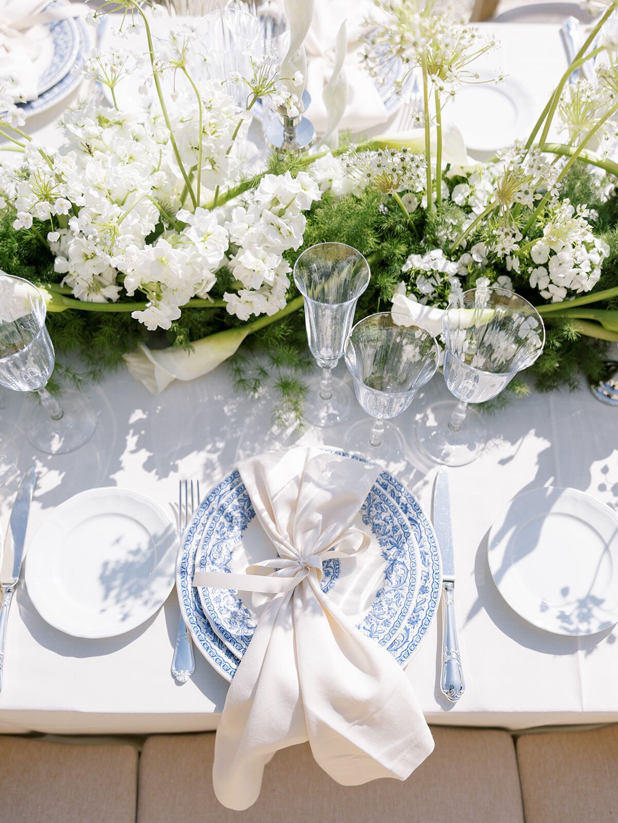 Tisch mit weißen Blüten und blau-weißem Porzellan