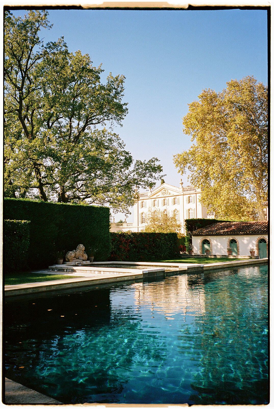Wasserbecken des Château de Tourreau im Herbst