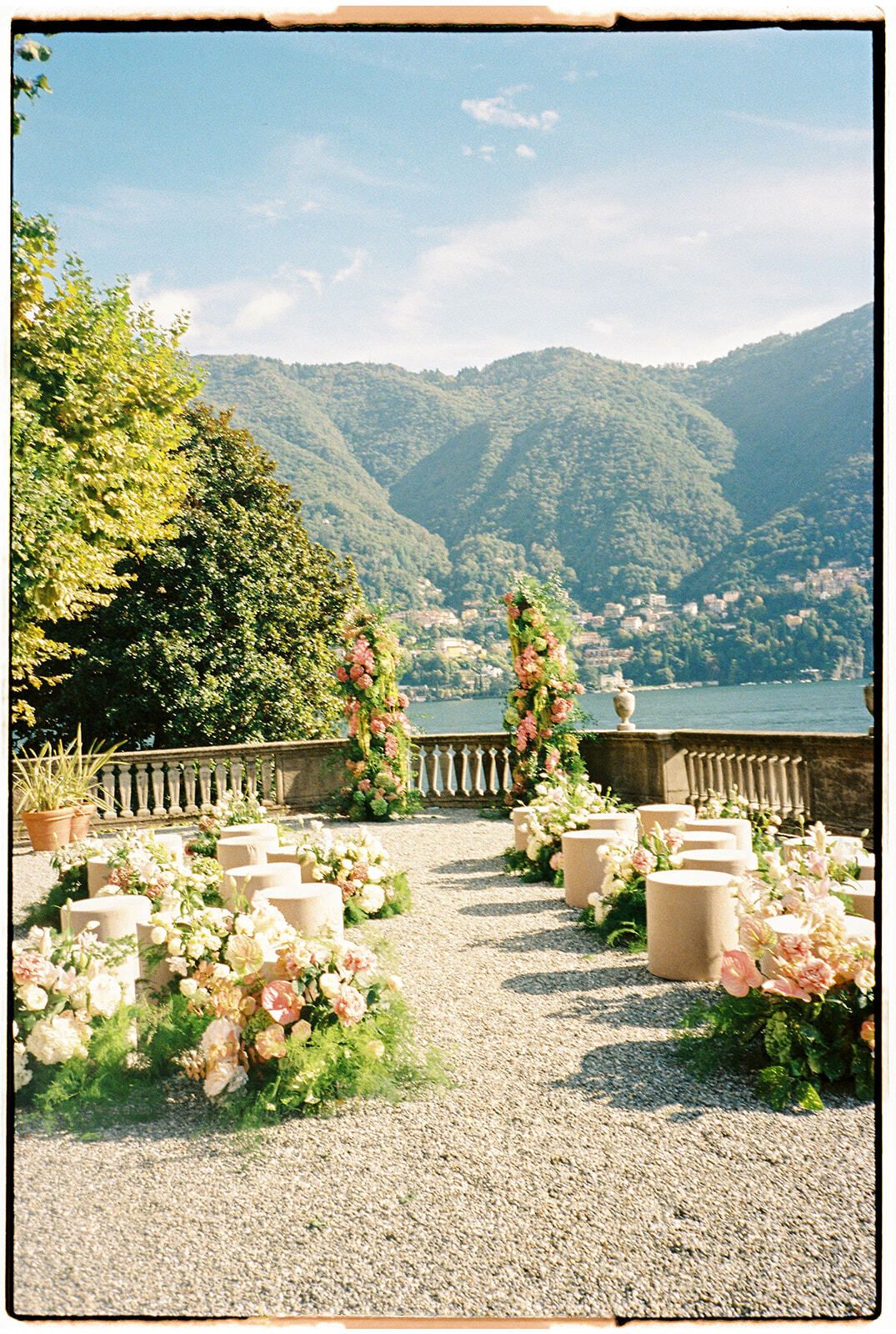 Terrasse de cérémonie bordée de fleurs face au lac de Côme