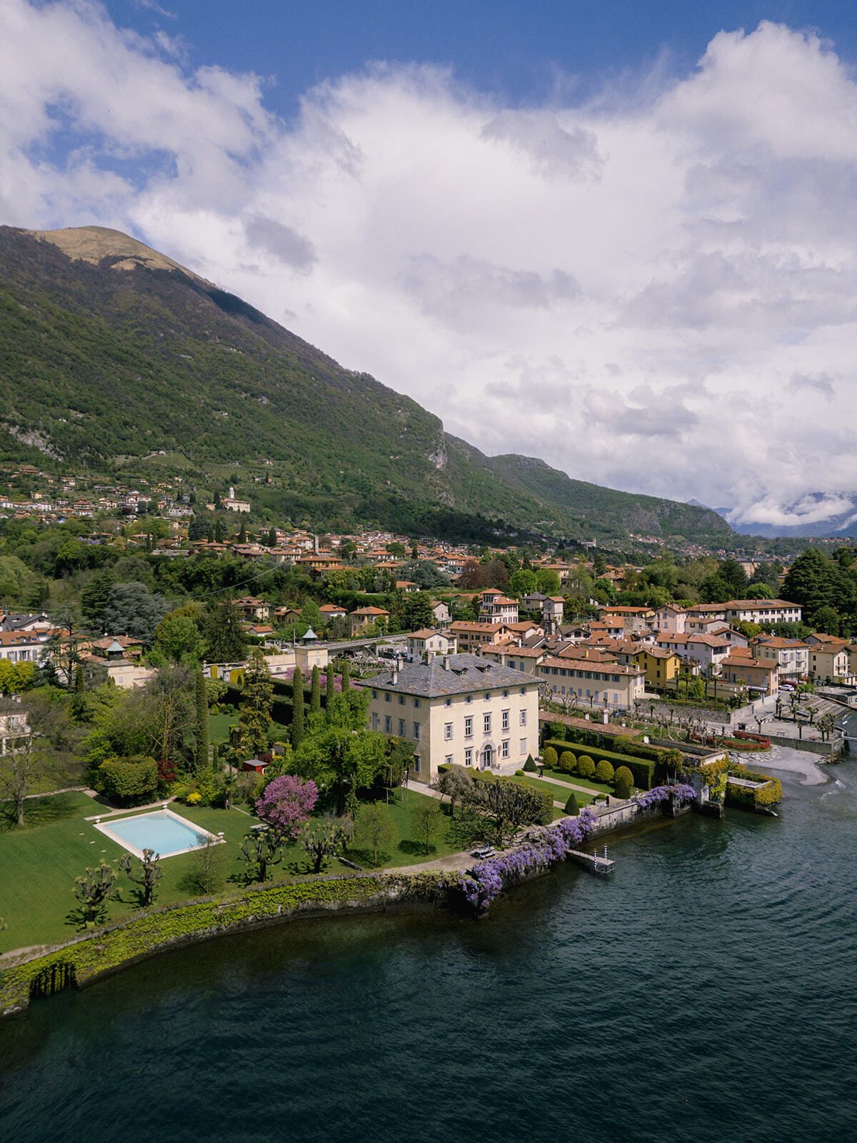 Luftaufnahme der Villa Balbiano und des Ufers des Comer Sees