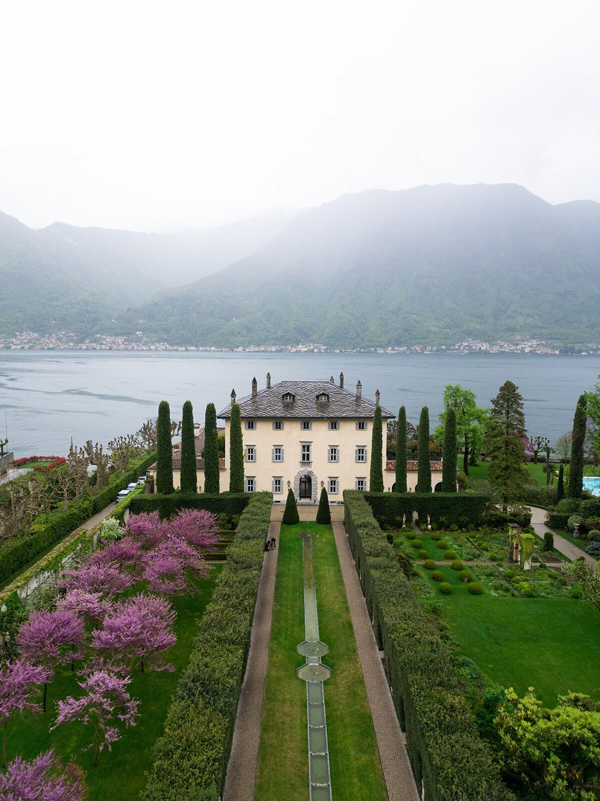 Villa Balbiano und ihre Gärten mit rosa Judasbäumen, Comer See