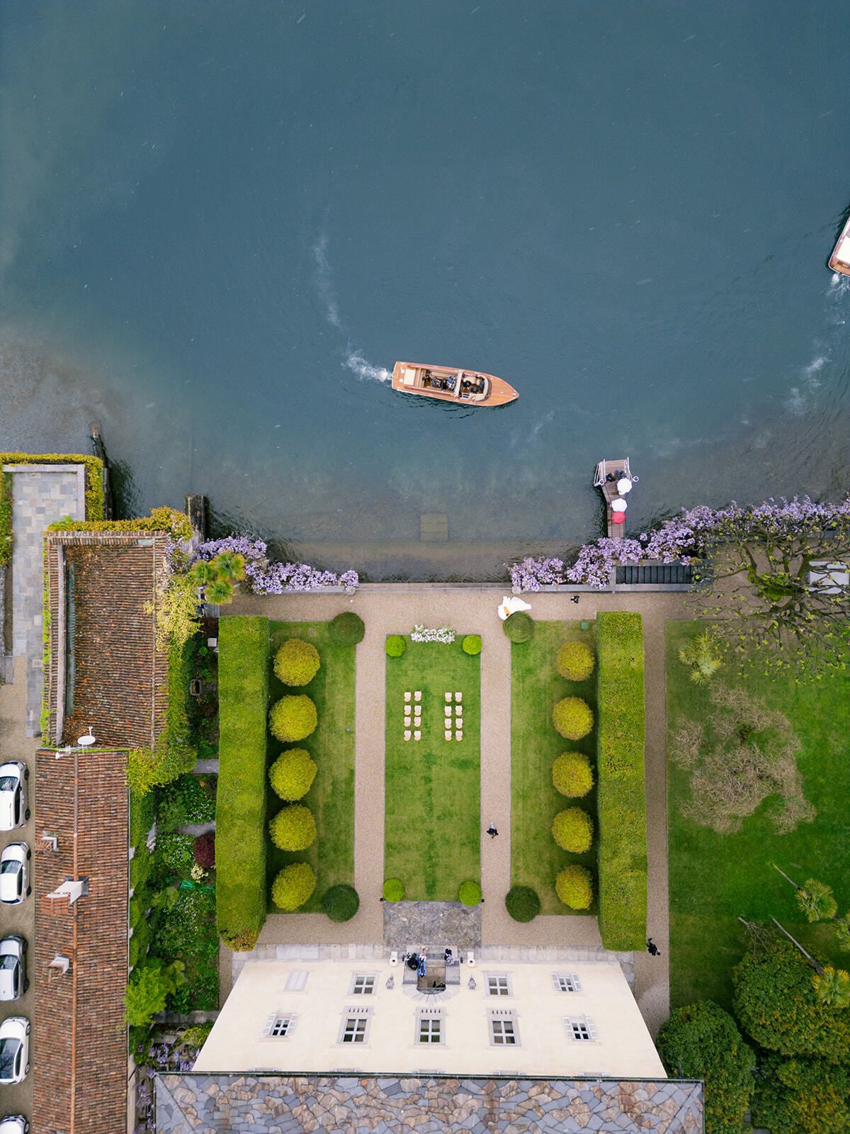 Drohnenaufnahme der Gärten der Villa Balbiano mit einem Boot auf dem See
