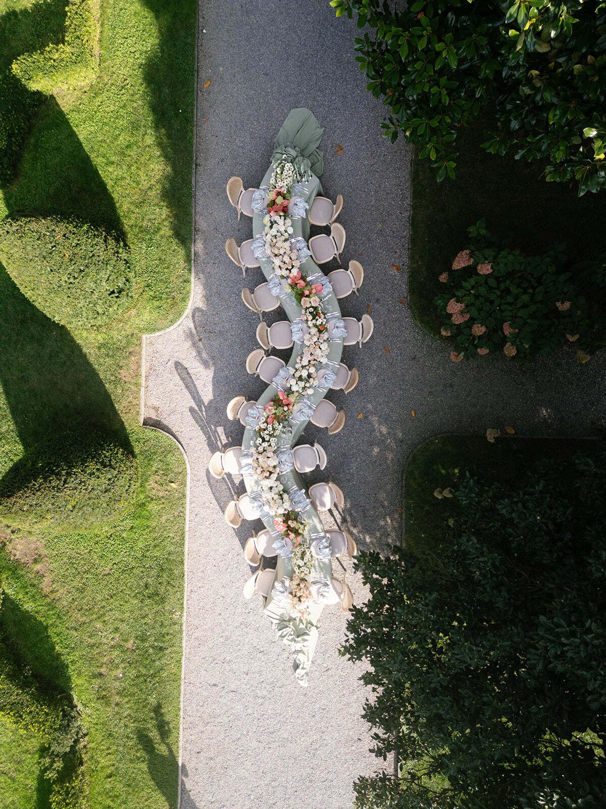 Drohnenaufnahme einer langen Hochzeitstafel in den Gärten der Villa Balbiano