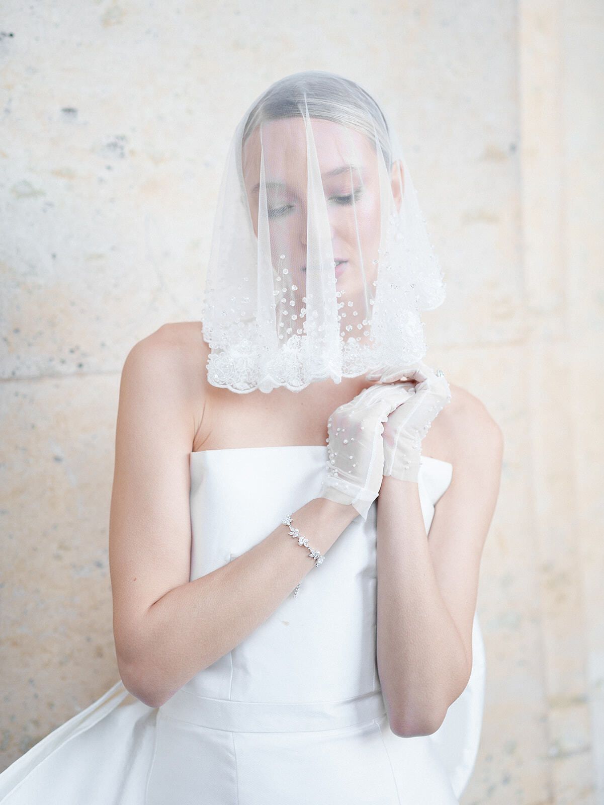 Braut mit Spitzen-Netzschleier und Handschuhen, Paris